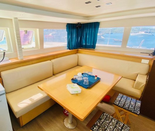 aquarev-plongee-sous-marine-voyage-madagascar-nosy-be-sejour-et-croisiere-oceanes-dream-catamaran-gros-plan-salon8