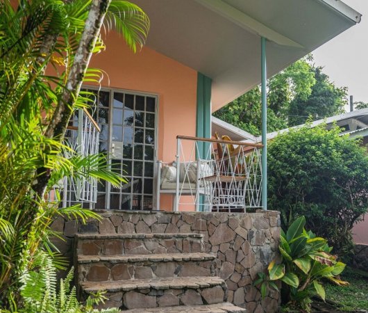 aquarev-plongee-sous-marine-voyage-sejour-caraibes-la-dominique-kootney-resorts-cottage-a-une-chambre-entree-terrasse8