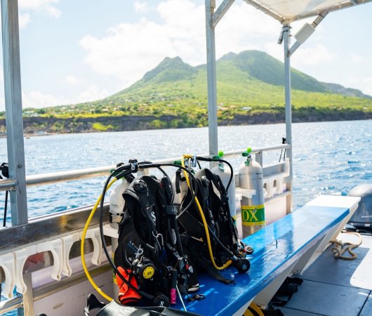 aquarev-plongee-sous-marine-voyage-sejour-caraibes-saint-eustache-centre-de-plongee-bateau-materiel
