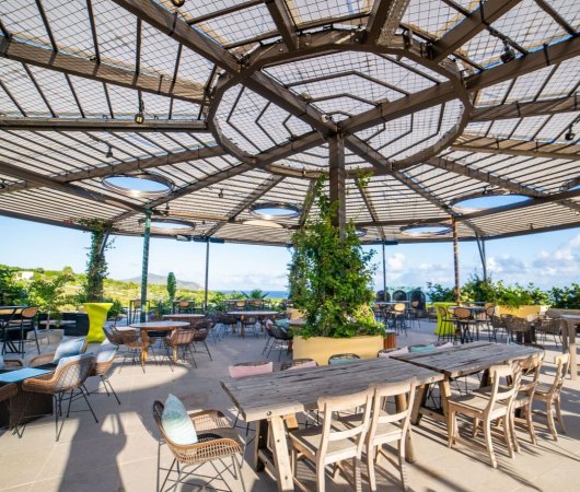 aquarev-plongee-sous-marine-voyage-sejour-caraibes-saint-eustache-hotel-golden-rock-dive-and-nature-resort-le-bobbies-terrasse