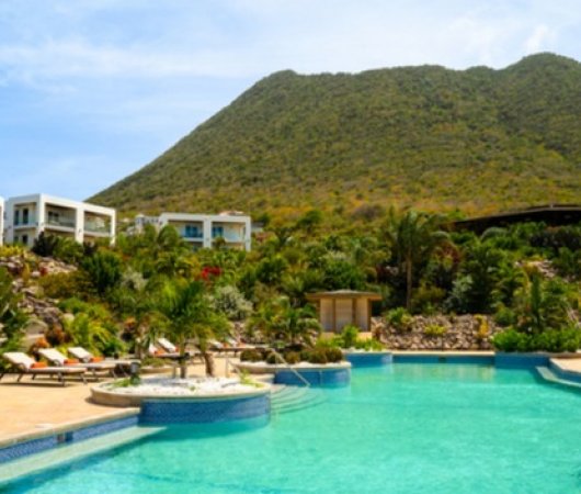 aquarev-plongee-sous-marine-voyage-sejour-caraibes-saint-eustache-hotel-golden-rock-dive-and-nature-resort-piscine-avec-logements-en-arriere-plan