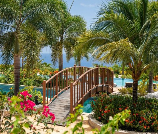 aquarev-plongee-sous-marine-voyage-sejour-caraibes-saint-eustache-hotel-golden-rock-dive-and-nature-resort-pont-piscine-hummingbird