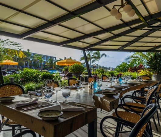 aquarev-plongee-sous-marine-voyage-sejour-caraibes-saint-eustache-hotel-golden-rock-dive-and-nature-resort-tables-au-breeze-bar