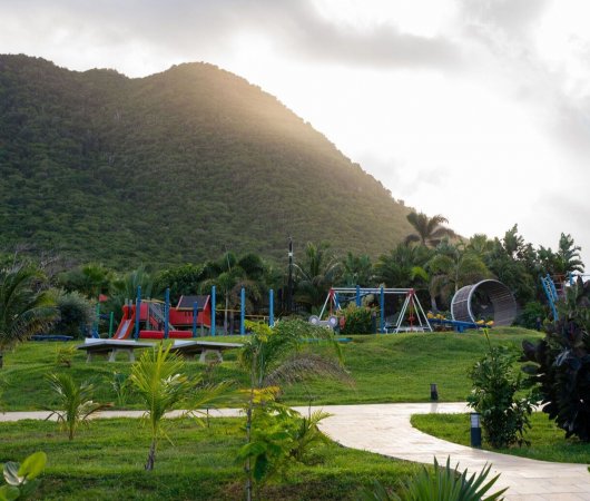 aquarev-plongee-sous-marine-voyage-sejour-caraibes-saint-eustache-hotel-golden-rock-dive-and-nature-resort-vue-montagne-petite-allee