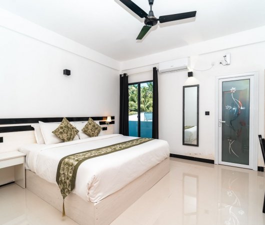 aquarev-plongee-sous-marine-voyage-sejour-maldives-fuvahmulah-the-shark-residence-chambre-deluxe-lit-double.jpeg
