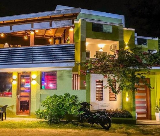 aquarev-plongee-sous-marine-voyage-sejour-maldives-fuvahmulah-the-shark-residence-devanture-de-nuit