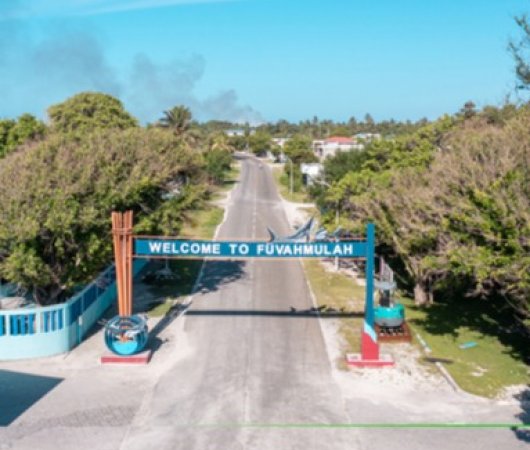 aquarev-plongee-sous-marine-voyage-sejour-maldives-fuvahmulah-the-shark-residence-entree-de-la-ville