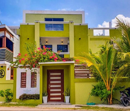 aquarev-plongee-sous-marine-voyage-sejour-maldives-fuvahmulah-the-shark-residence-vue-devanture-hotel