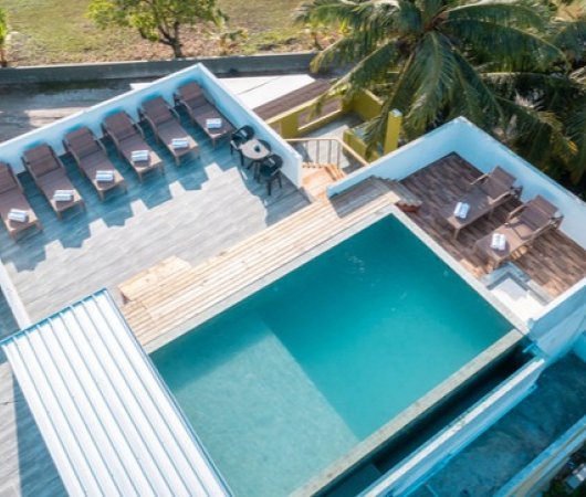 aquarev-plongee-sous-marine-voyage-sejour-maldives-fuvahmulah-the-shark-residence-vue-piscine-sur-le-toit