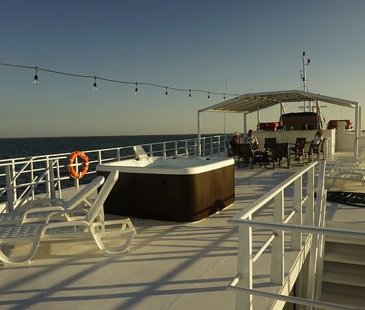 aquarev-voyage-plongeesousmarine-cuba-croisierejardinsdelareine-bateauavalon3-sundeck