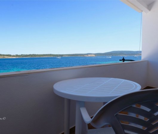 aquarev-voyageplongeesousmarine-baleares-sejour-minorque-candigus-terrasse