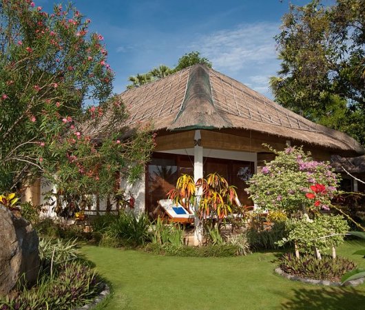 aquarev-voyageplongeesousmarine-indonesie-sejour-bali-tulamben-siddhartaoceanfrontresort-bungalowdeluxeexterieur