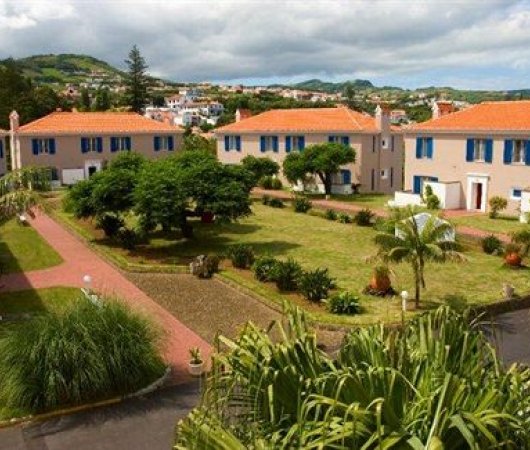 aqurev-plongee-sous-marine-portugal-les-acores-faial-sejour-hotel-faial-resort-vue-du-complexe